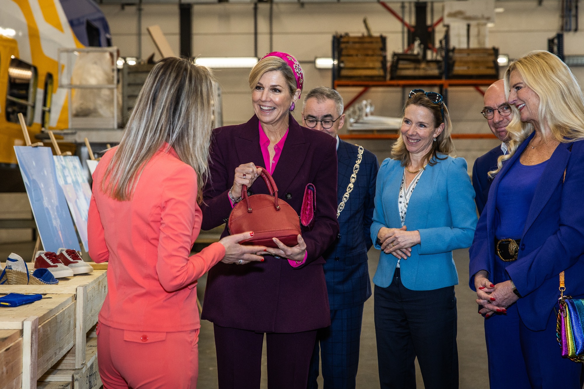 Koningin Máxima krijgt tas gemaakt van treinbekleding