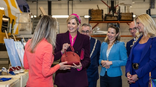 Koningin Máxima krijgt tas gemaakt van treinbekleding