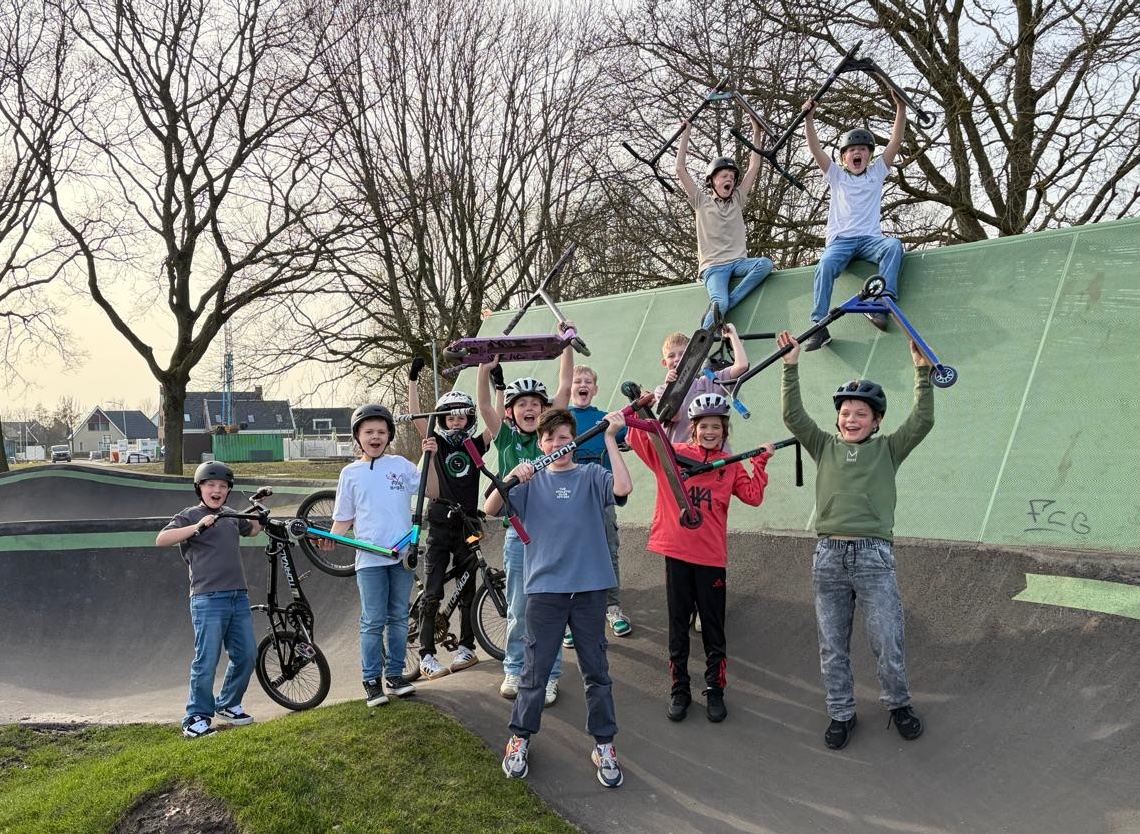 Koen en Hidde (12) hebben eindelijk hun pumptrackbaan: zo hebben ze dat aangepakt