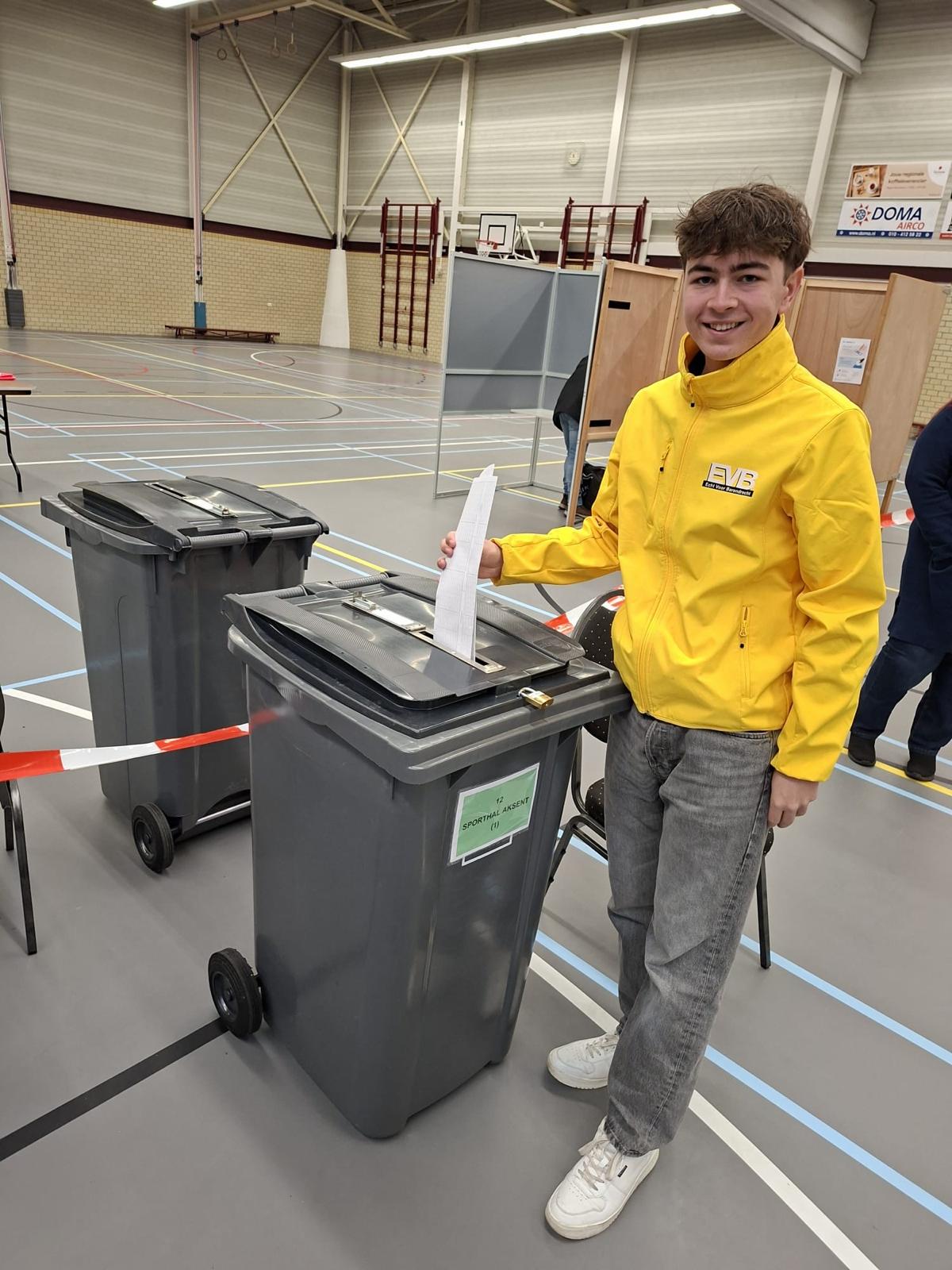 18 jaar, verkiesbaar en gewonnen: Sem van der Wilk viert een feestje 