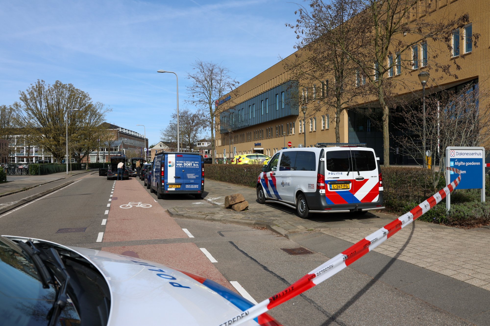 Gevangene ontsnapt bij ziekenhuis Utrecht, klopjacht met politiehelikopter