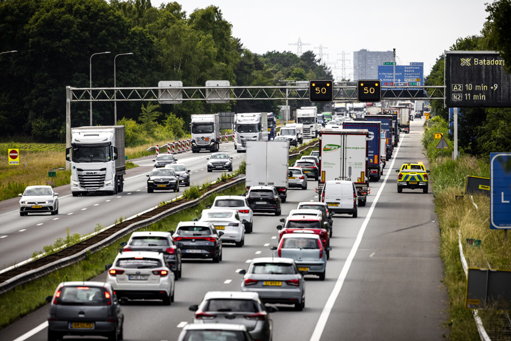 Waarschuwing voor energiecrisis door oorlog: werk vaker thuis en rijd langzamer