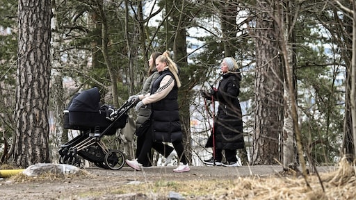 Nederland zakt op geluksranglijst, vooral jongeren voelen zich minder goed