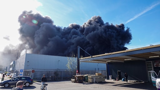 Brand in pand waar elektrische scooters in brand stonden onder controle