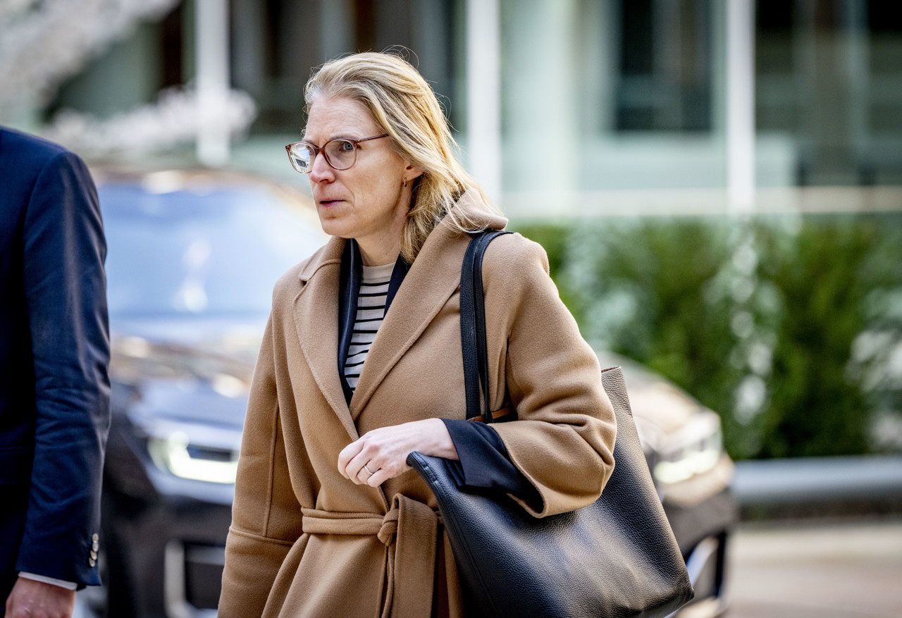 Minister verdedigt voorrang statushouders op huurwoning: eerst oplossing voor overvolle azc's