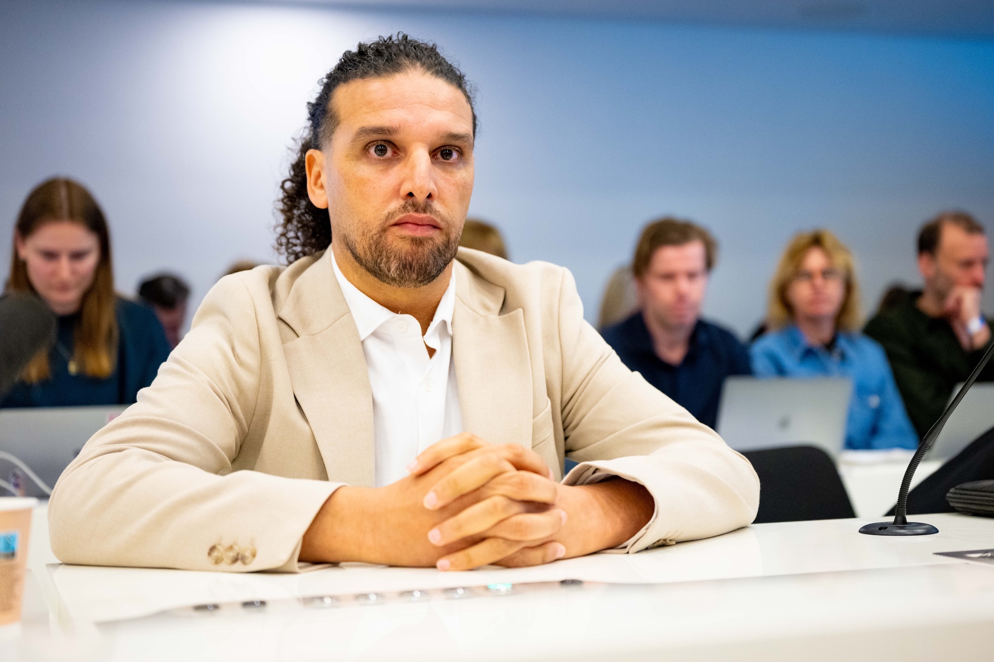 Naomi haalt in rechtbank uit naar 'seksueel roofdier' Ali B: 'Droog je krokodillentranen'