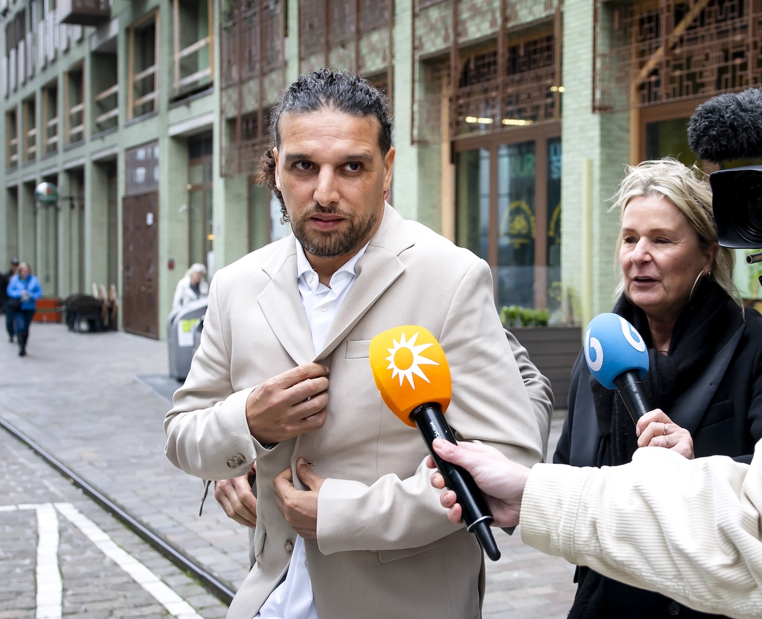 Gezin Ali B gaat gebukt onder beschuldigingen in zedenzaak: 'Ik wil dat het verdriet stopt'