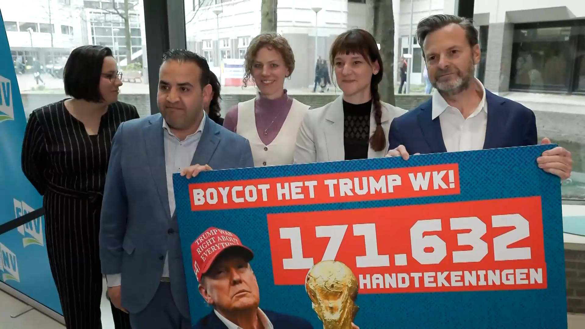170.000 handtekeningen voor petitie boycot WK, Kamer neemt in ontvangst
