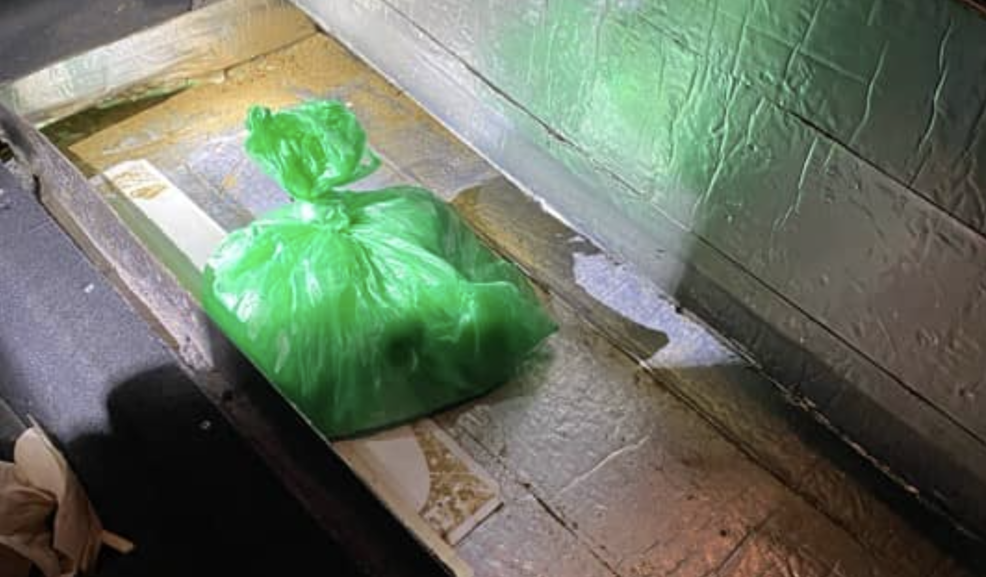 Marechaussee vindt 50.000 euro cash in verborgen ruimte bij Zevenaar