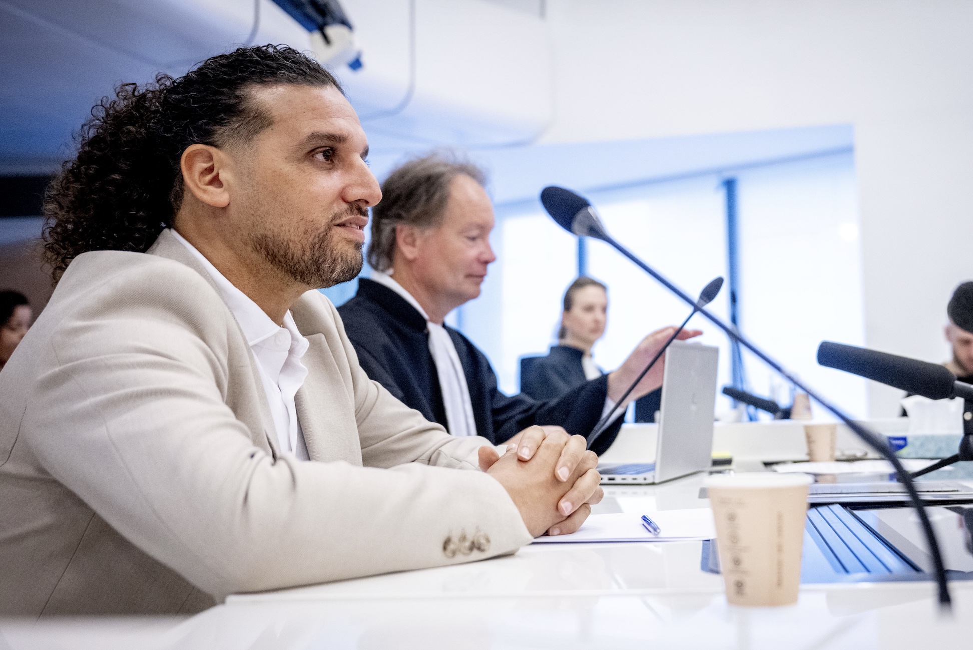 Ali B geëmotioneerd tijdens eerste zittingsdag van hoger beroep: 'Het is heel verdrietig allemaal'