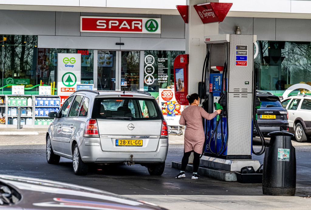 FNV wil maximumprijs aan de pomp en hogere reiskostenvergoeding