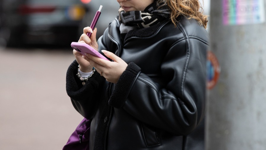 Europese Commissie doet onderzoek naar Snapchat na melding over vapeverkoop