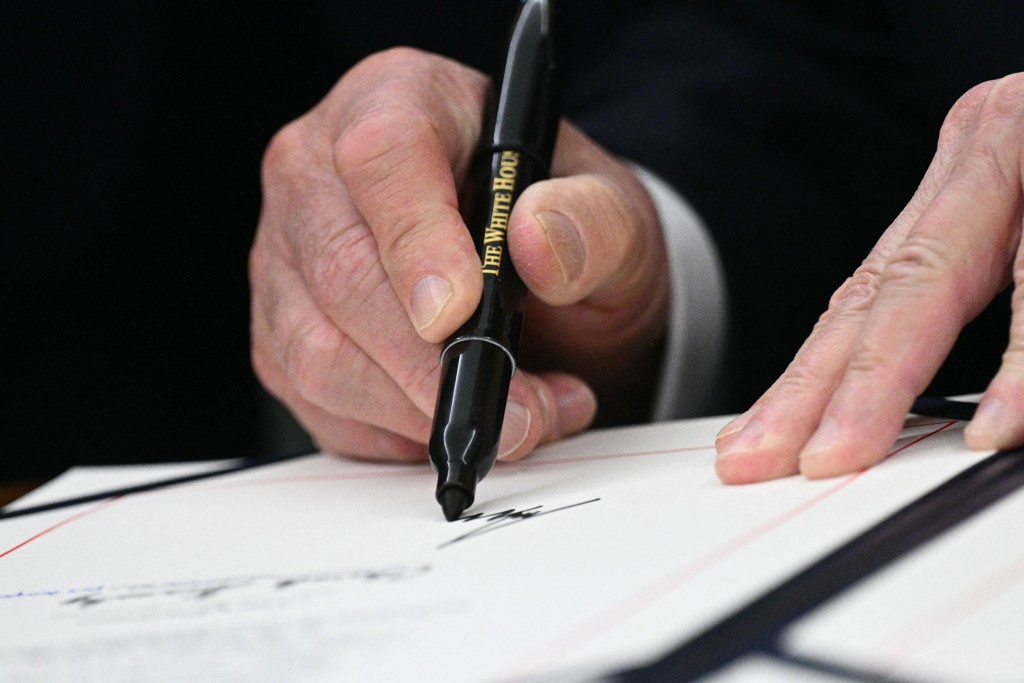 Trumps handtekening komt op Amerikaans briefgeld, gebeurde nooit eerder