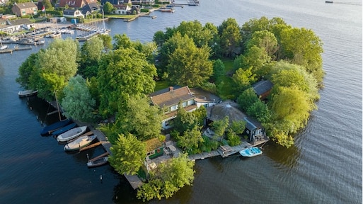 Funda-vondst: charmante boerderij mét eiland te koop