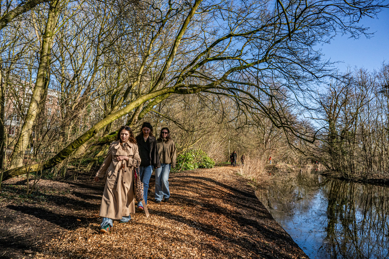 Zonnige periodes met toenemende wind, morgen gure buien