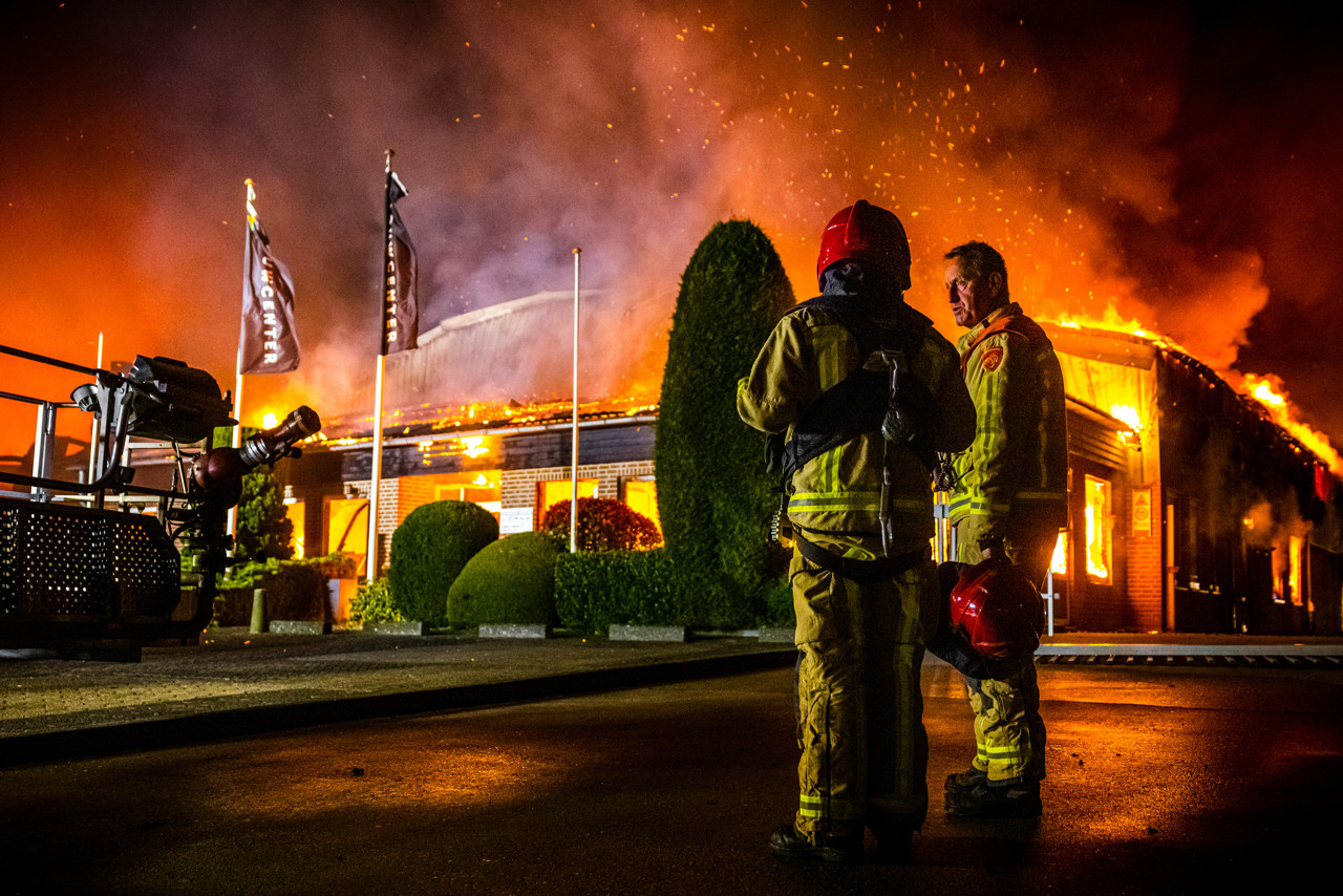Drie loodsen in brand in Noord-Brabantse Someren, veel rook komt vrij