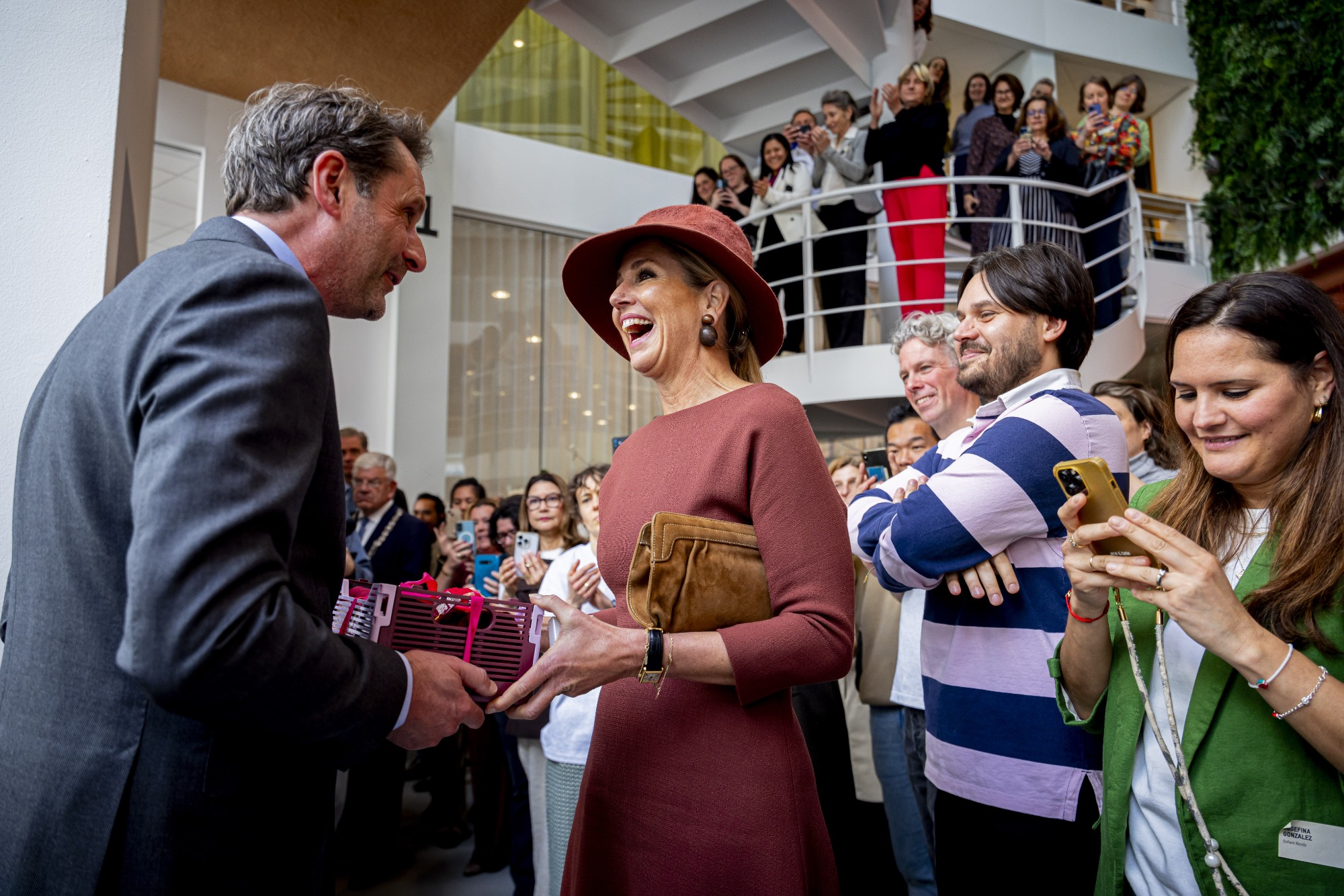 Máxima opent nieuw Oxfam Novib-kantoor bij jubileum