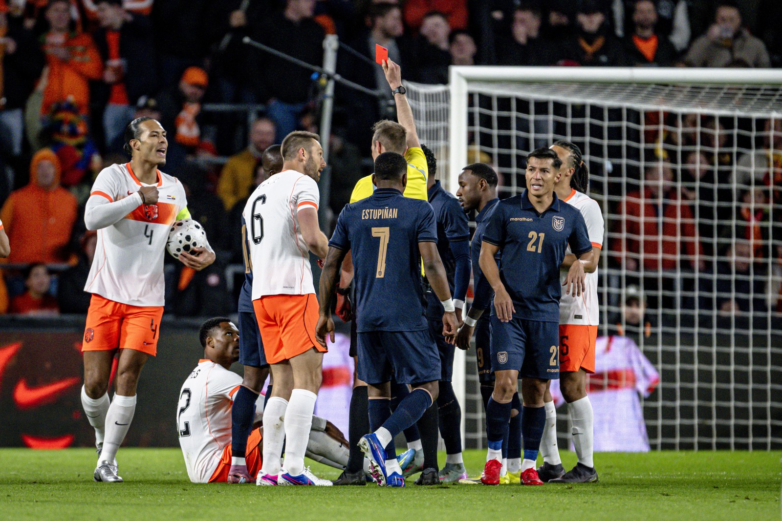 Oranje houdt Ecuador in oefenduel op gelijkspel na vroege rode kaart voor Dumfries