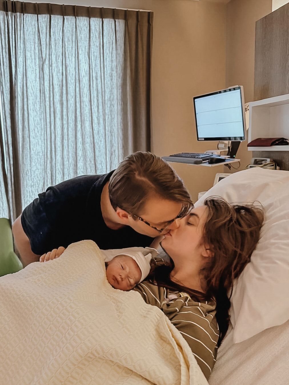 Jan Bauer en vriendin Danique dankbaar voor eerste weken met zoon Jan: 'Ons gezin is vervuld met liefde'