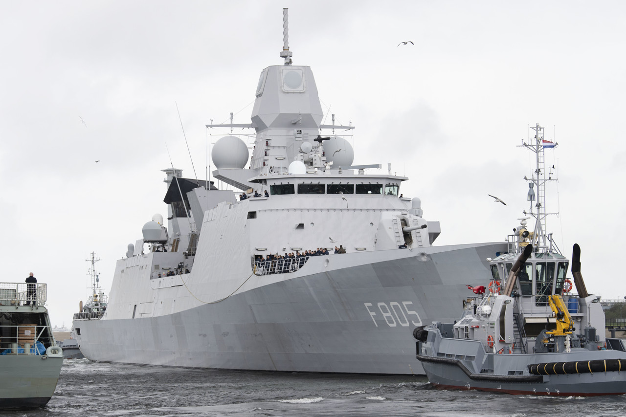 Nederlands marineschip Evertsen blijft maand langer op missie