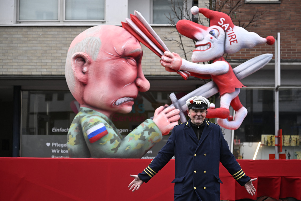 Duitse kunstenaar moet van Rusland 8,5 jaar cel in voor Poetin-carnavalswagens