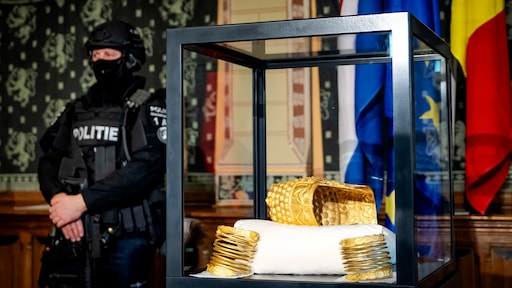 Geroofde gouden helm teruggegeven door verdachten, met een deukje