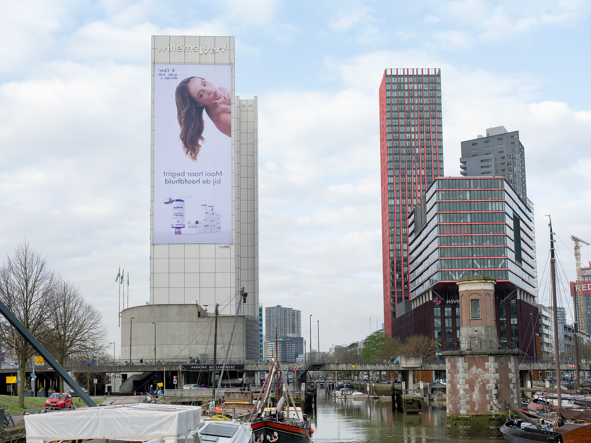 Foutje of slimme marketing? Billboard in Rotterdam hangt in spiegelbeeld