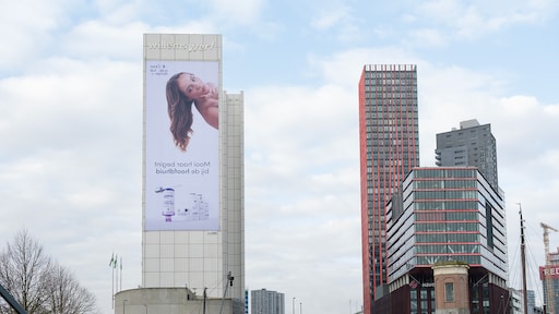 Foutje of slimme marketing? Billboard in Rotterdam hangt in spiegelbeeld
