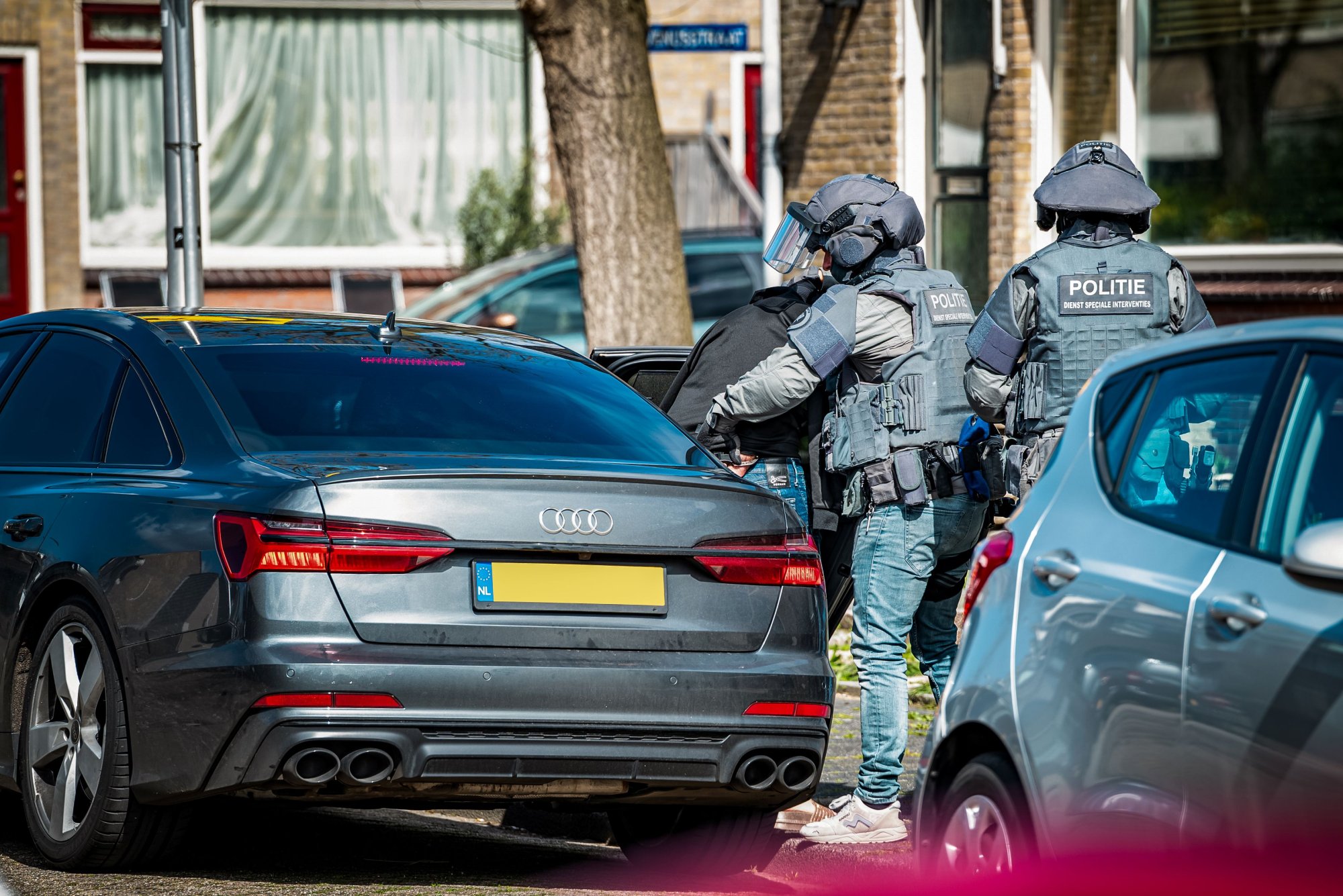 Medewerker marechaussee opgepakt om verkopen vertrouwelijke informatie