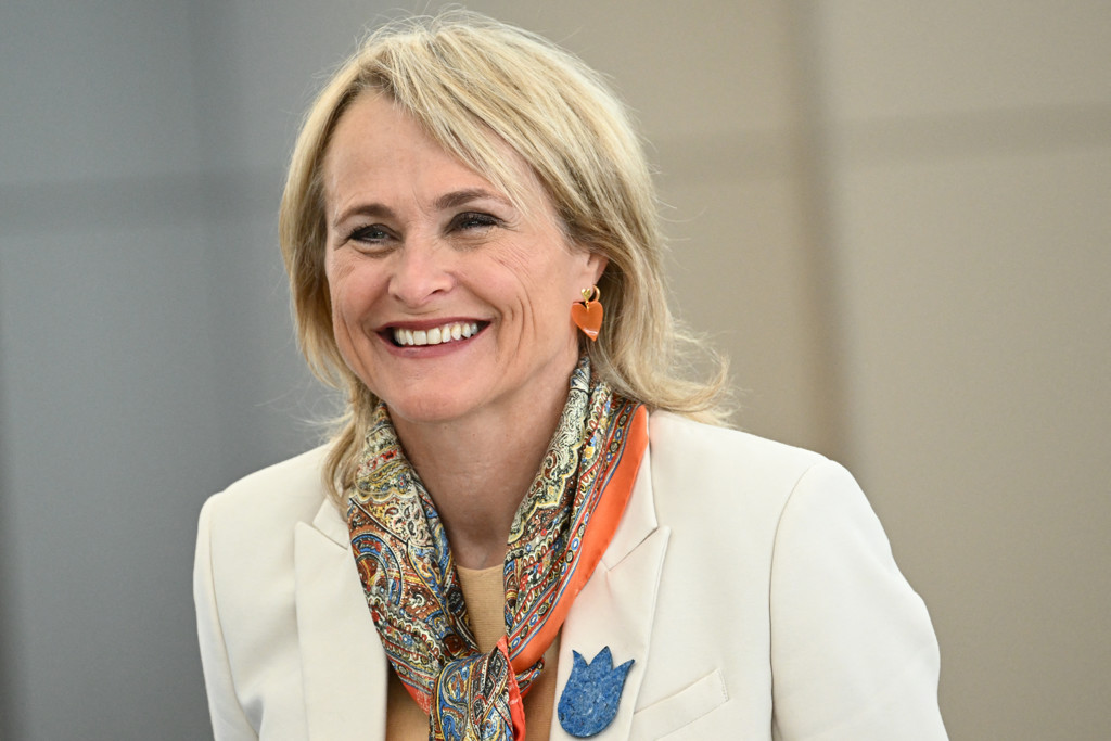 Topvrouw Rintel van KLM krijgt ruim 30 procent meer, ondanks kostenbesparingen