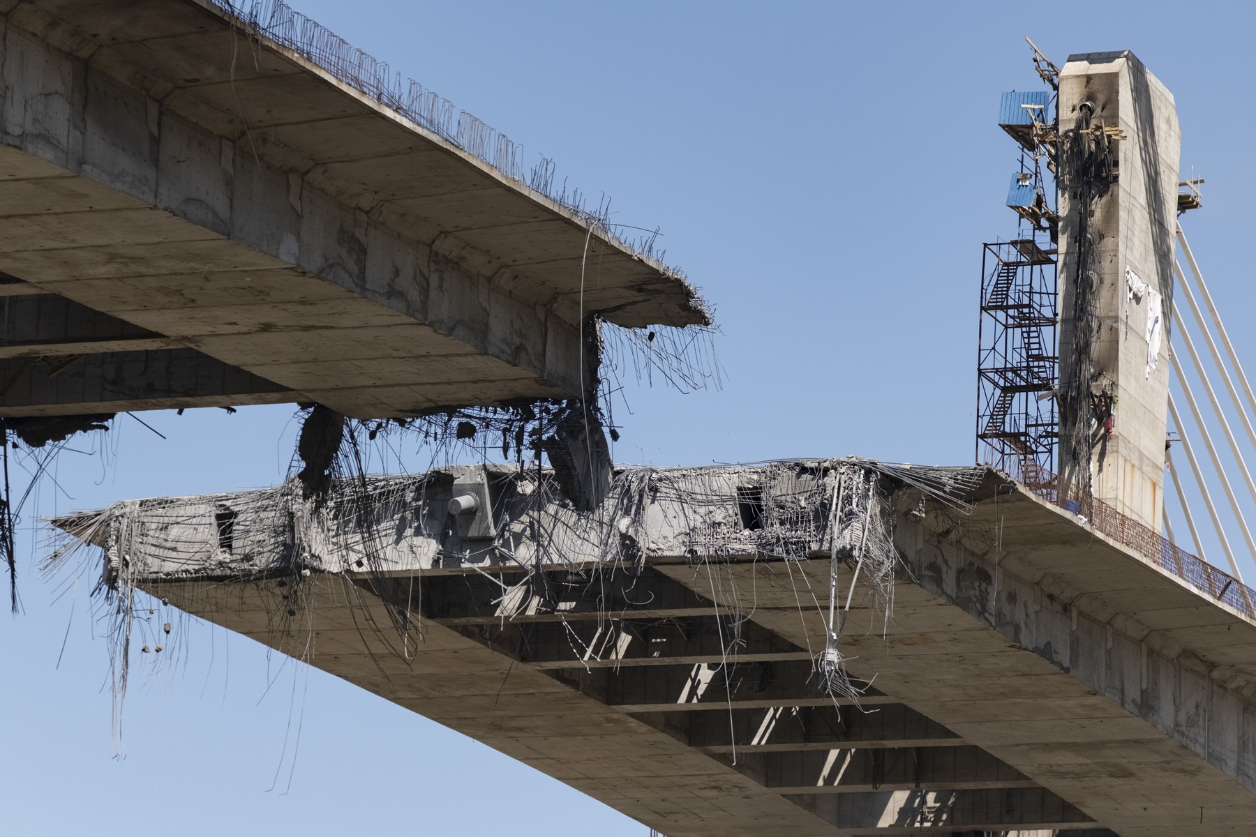 VS bombardeert Iraanse brug: 'Militaire doelen in Iran raken op'