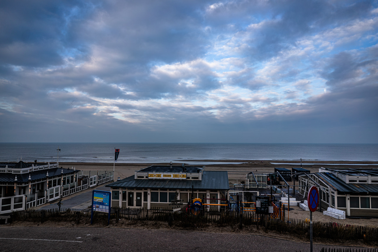 Wolkenvelden met af en toe zon en op de meeste plaatsen droog