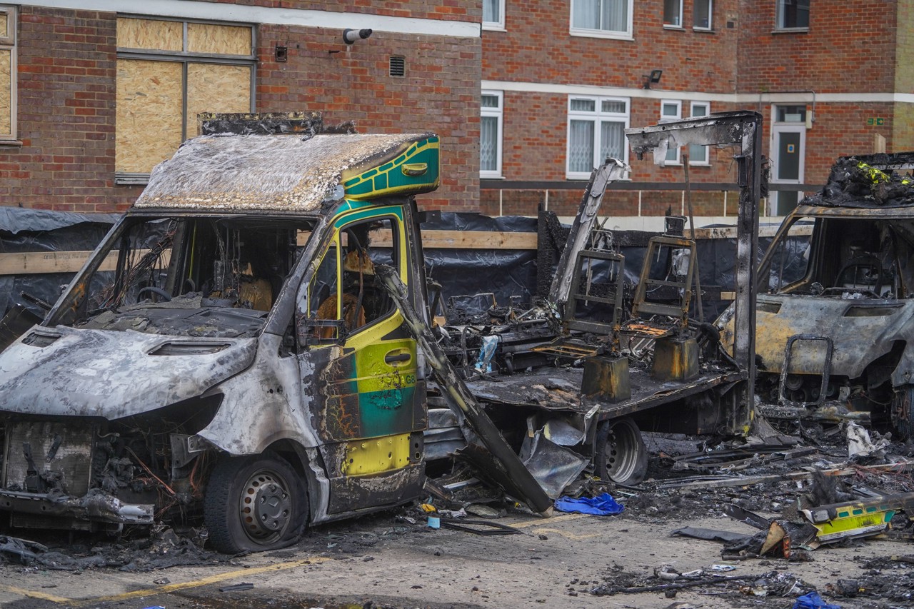 Drie mannen aangeklaagd voor brandstichting Joodse ambulances Londen