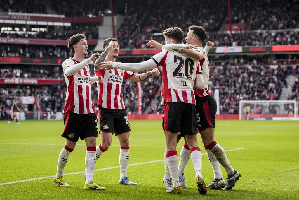 PSV bijna kampioen na zege op FC Utrecht, alleen op papier nog in te halen