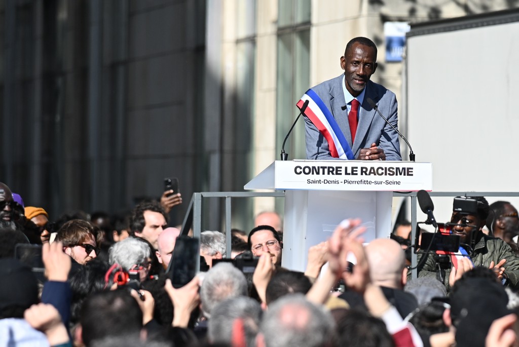 Veel steun voor burgemeester Saint-Denis bij betoging tegen racisme