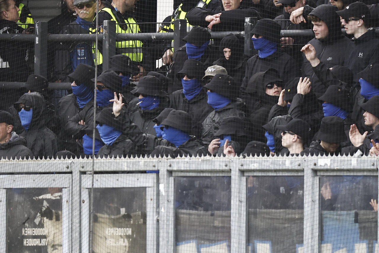 Supporters PEC weigeren gezichtsbedekking af te doen, ME ingezet