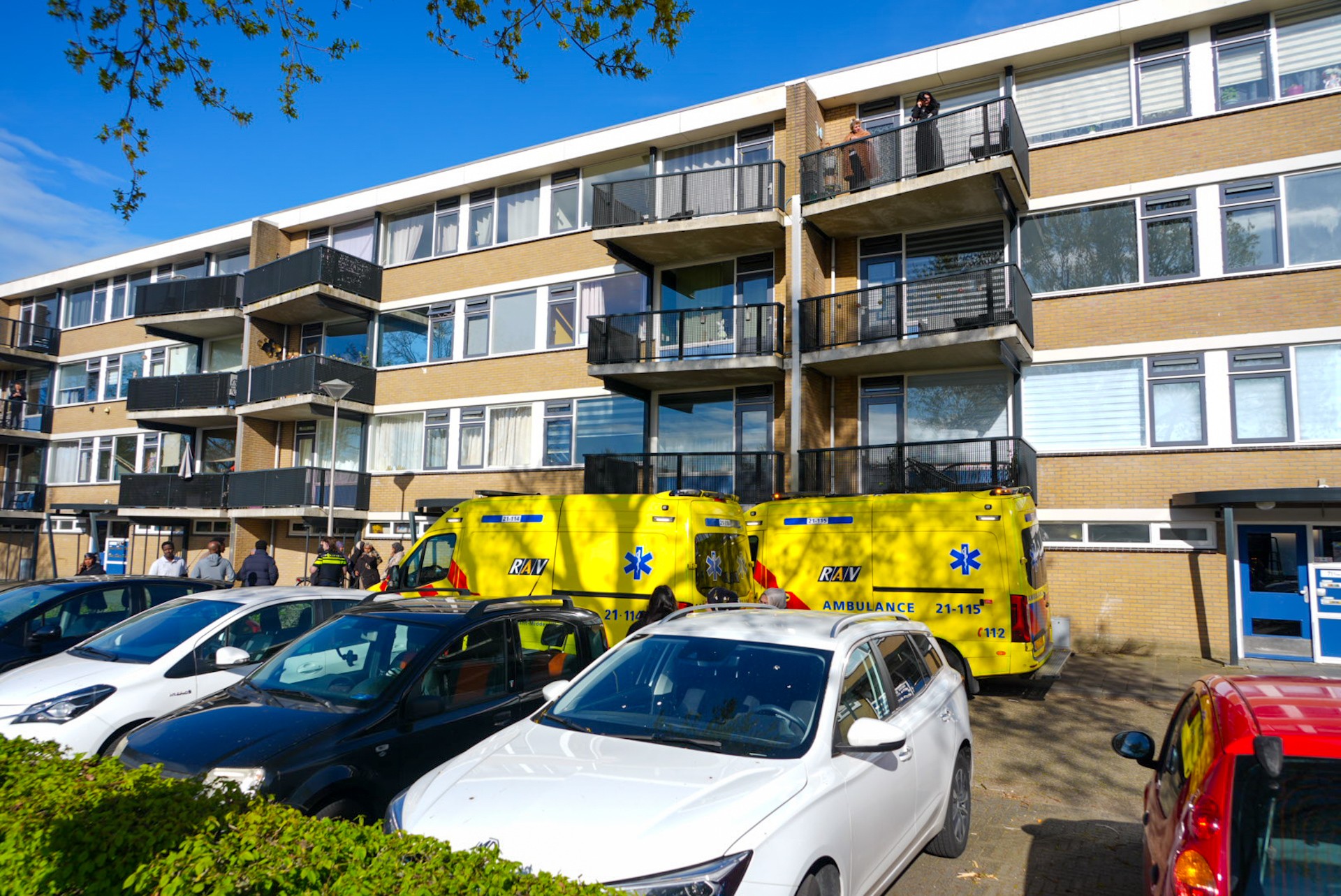 Overleden vrouw gevonden in huis Oss, jong kind naar ziekenhuis