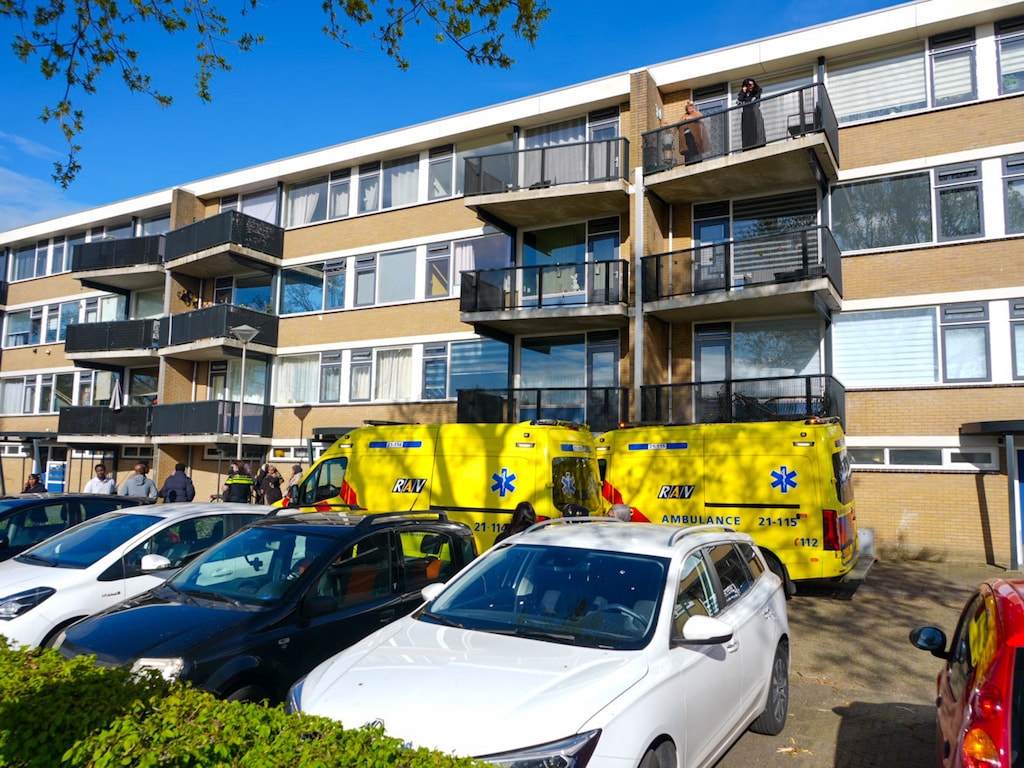 Overleden vrouw gevonden in huis Oss, jong kind naar ziekenhuis