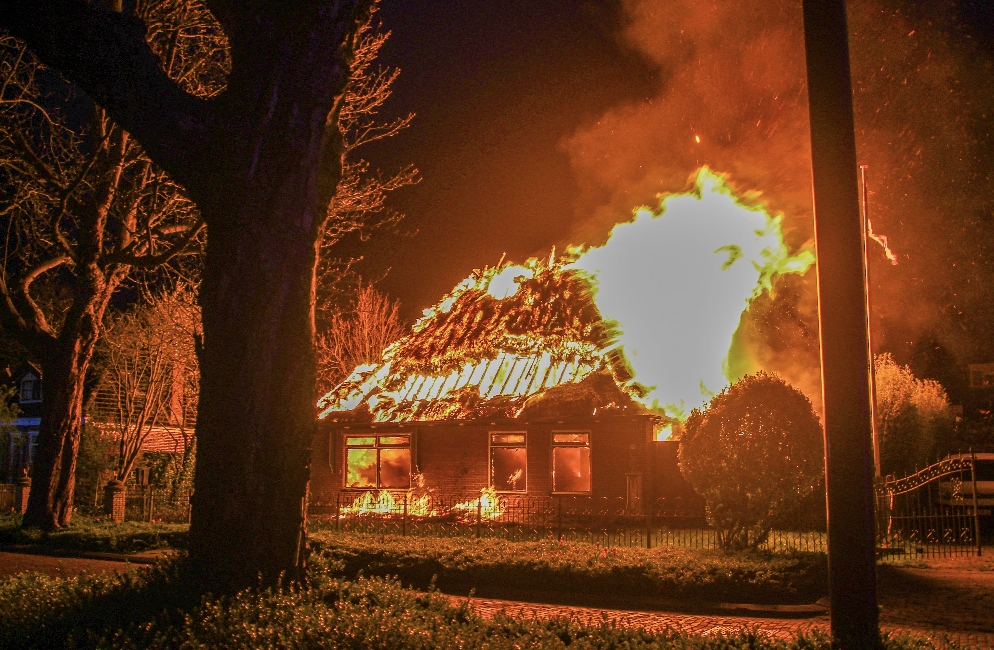 Huis volledig afgebrand in Heerhugowaard, bewoner vermoedelijk op vakantie