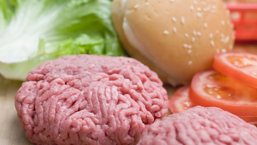 Supermarkten voegen stilletjes plantaardige ingrediënten toe aan vlees