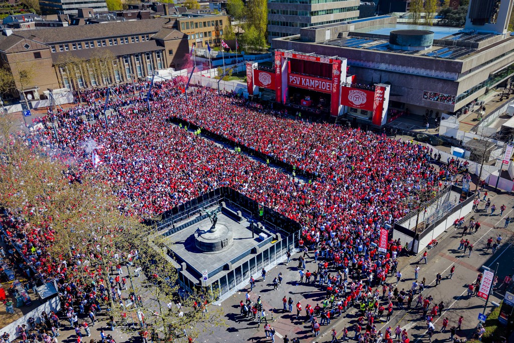 Tienduizenden PSV-fans in centrum Eindhoven voor huldiging landskampioen