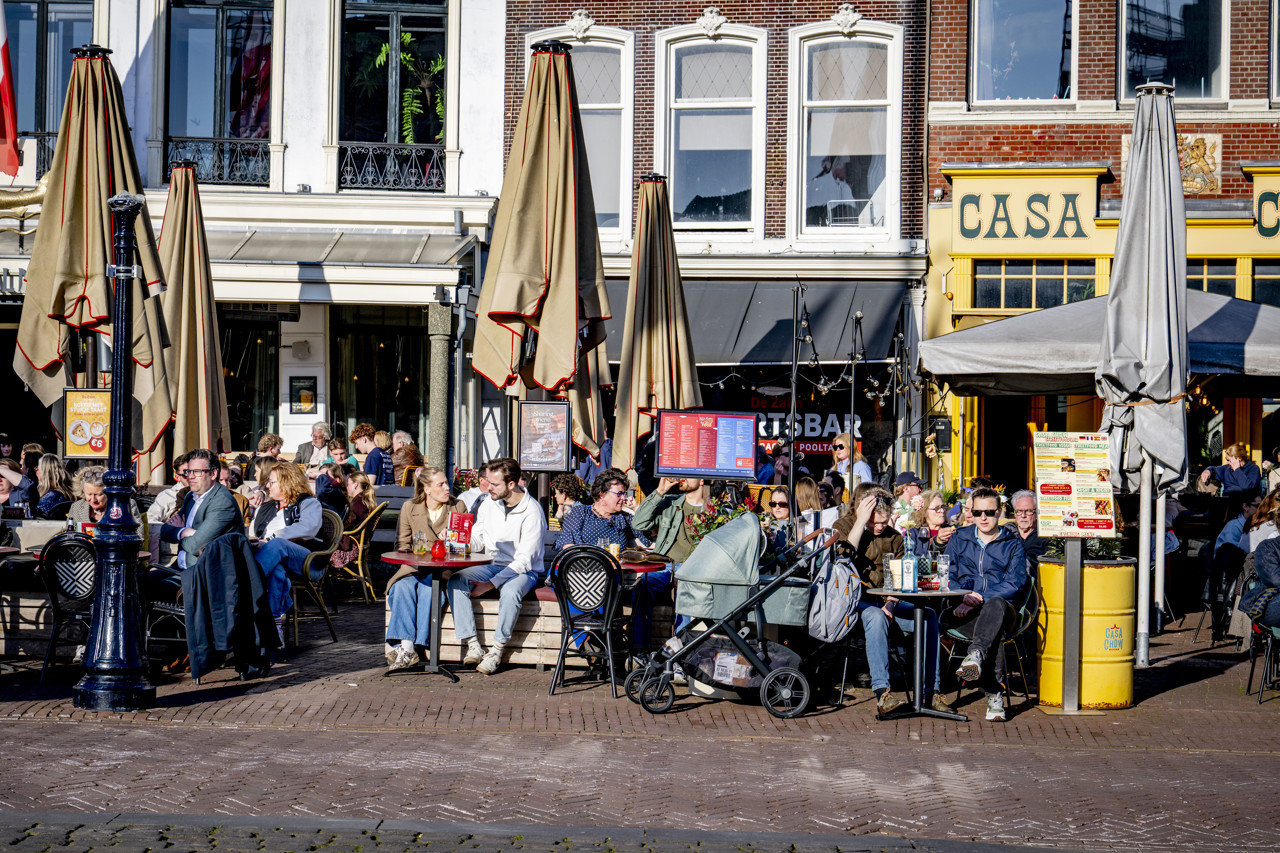De zon schijnt en we zijn (on)gelukkiger: zo werkt dat in je lichaam
