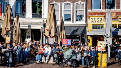 De zon schijnt en we zijn (on)gelukkiger: zo werkt dat in je lichaam