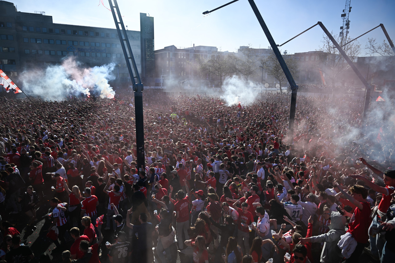 93 mensen met brandwonden door fakkels bij huldiging PSV
