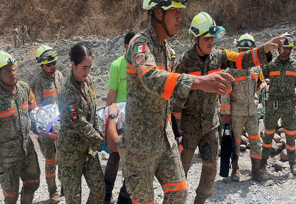 Mexicaanse mijnwerker gered die twee weken vastzat in ondergelopen mijn