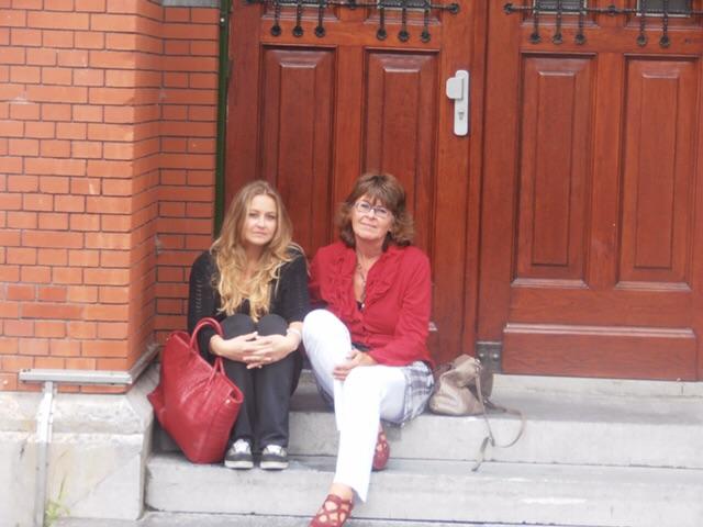 Met haar moeder in Leiden, tijdens het wachten op de transplantatie.