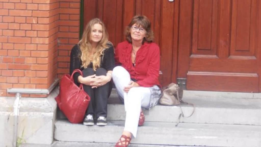 Met haar moeder in Leiden, tijdens het wachten op de transplantatie.