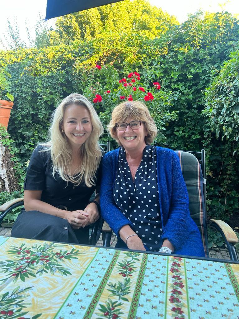 De 10-jarige verjaardag van haar transplantatie vieren.