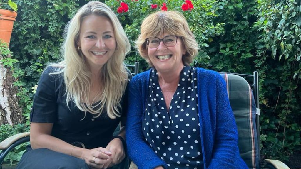 De 10-jarige verjaardag van haar transplantatie vieren.