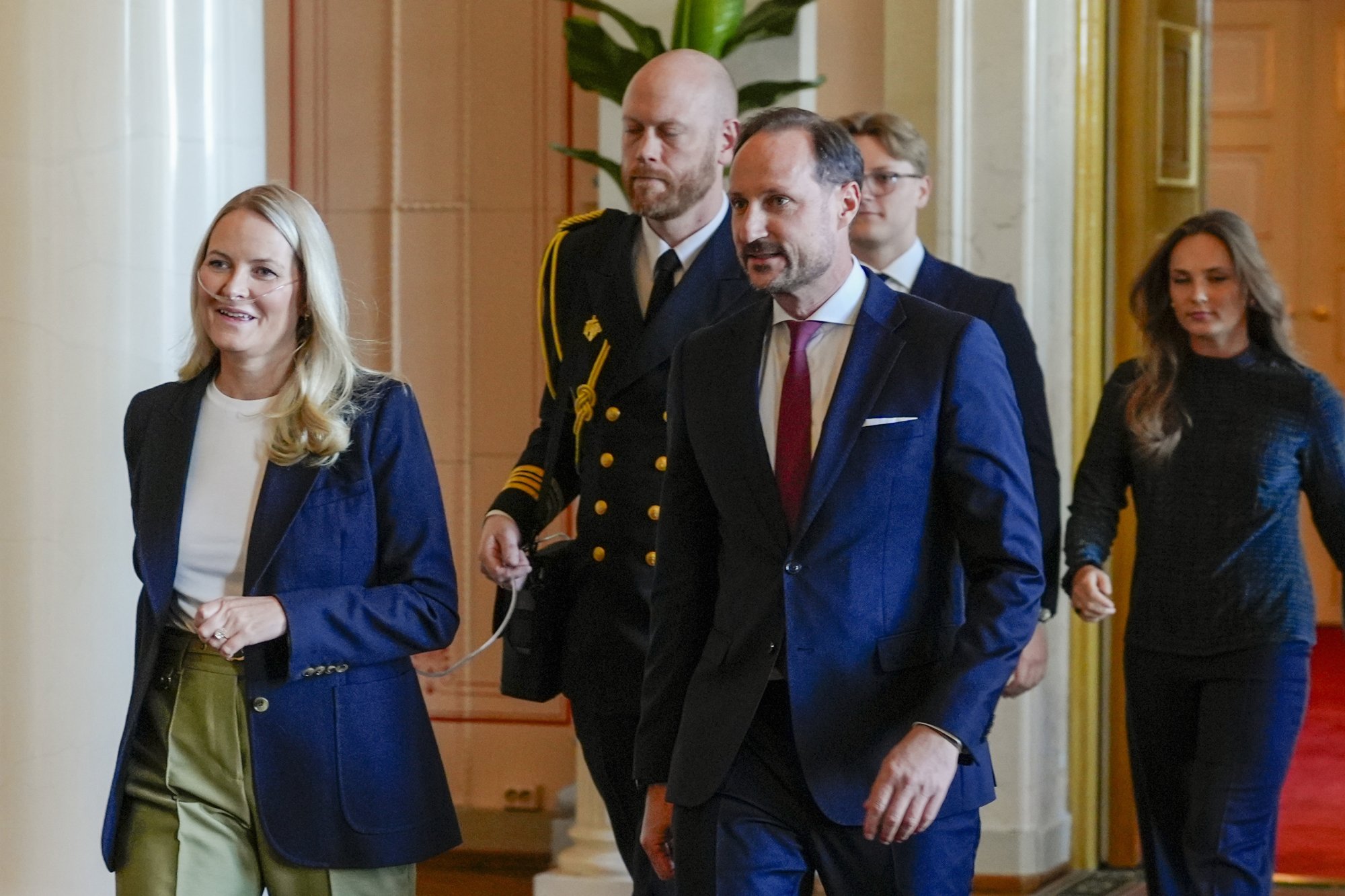 Mette-Marit en kroonprins Haakon tijdens receptie voor Noorse Paralympiërs
